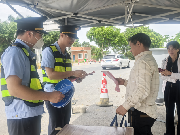 执法人员向过往司乘人员发放《公路安全保护条例》《安全生产法》等宣传资料,用通俗易懂的语言讲解疲劳驾驶等违法行为的危害及法律后果,现场解答群众疑问,增强大家的安全意识和法律观念。 何婕摄.jpg