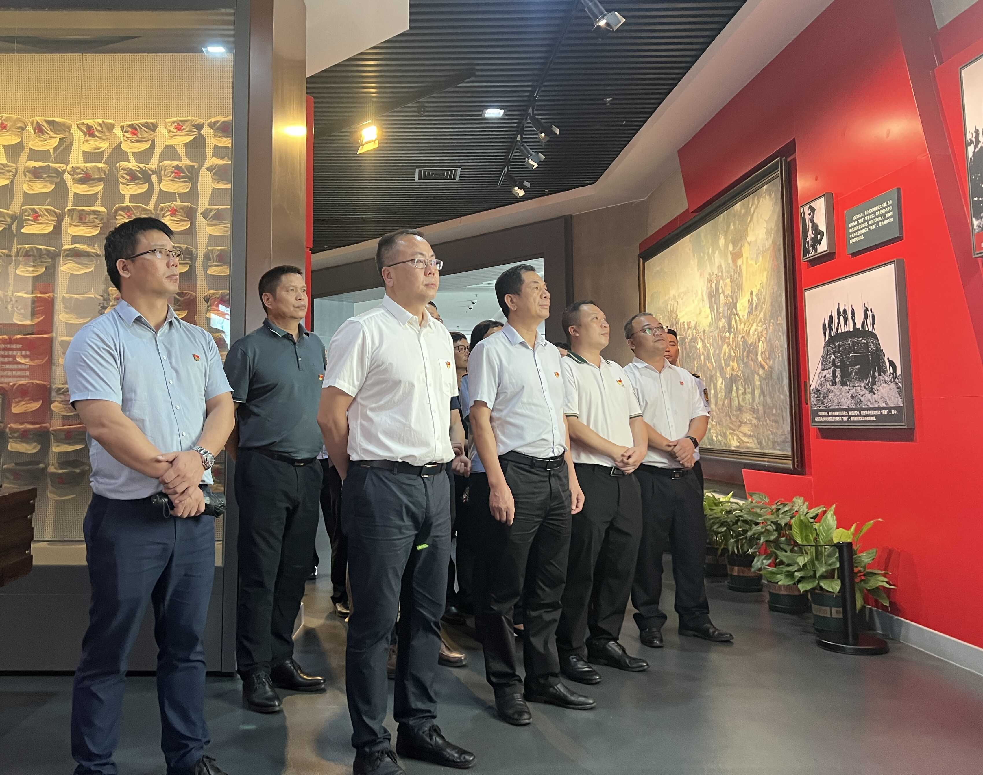 党员干部参观纪念馆.jpg