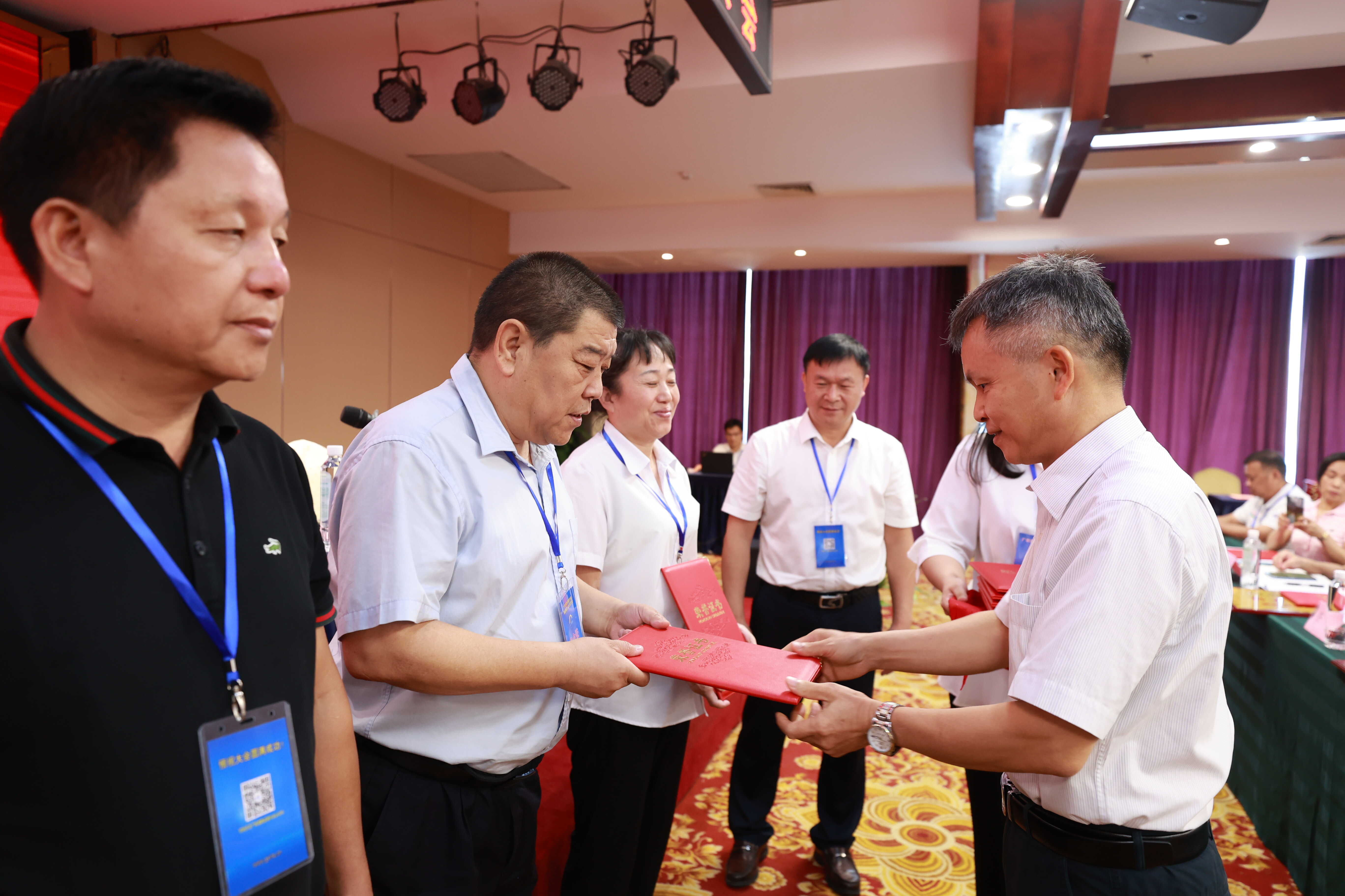 91porn
一级调研员、广西物流快递行业党委副书记陆正业为获奖单位颁发证书.jpg